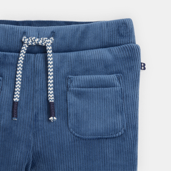 بنطلون من الثوب المخملي المضلع الوبري، باللون الأزرق للأولاد الرضع.